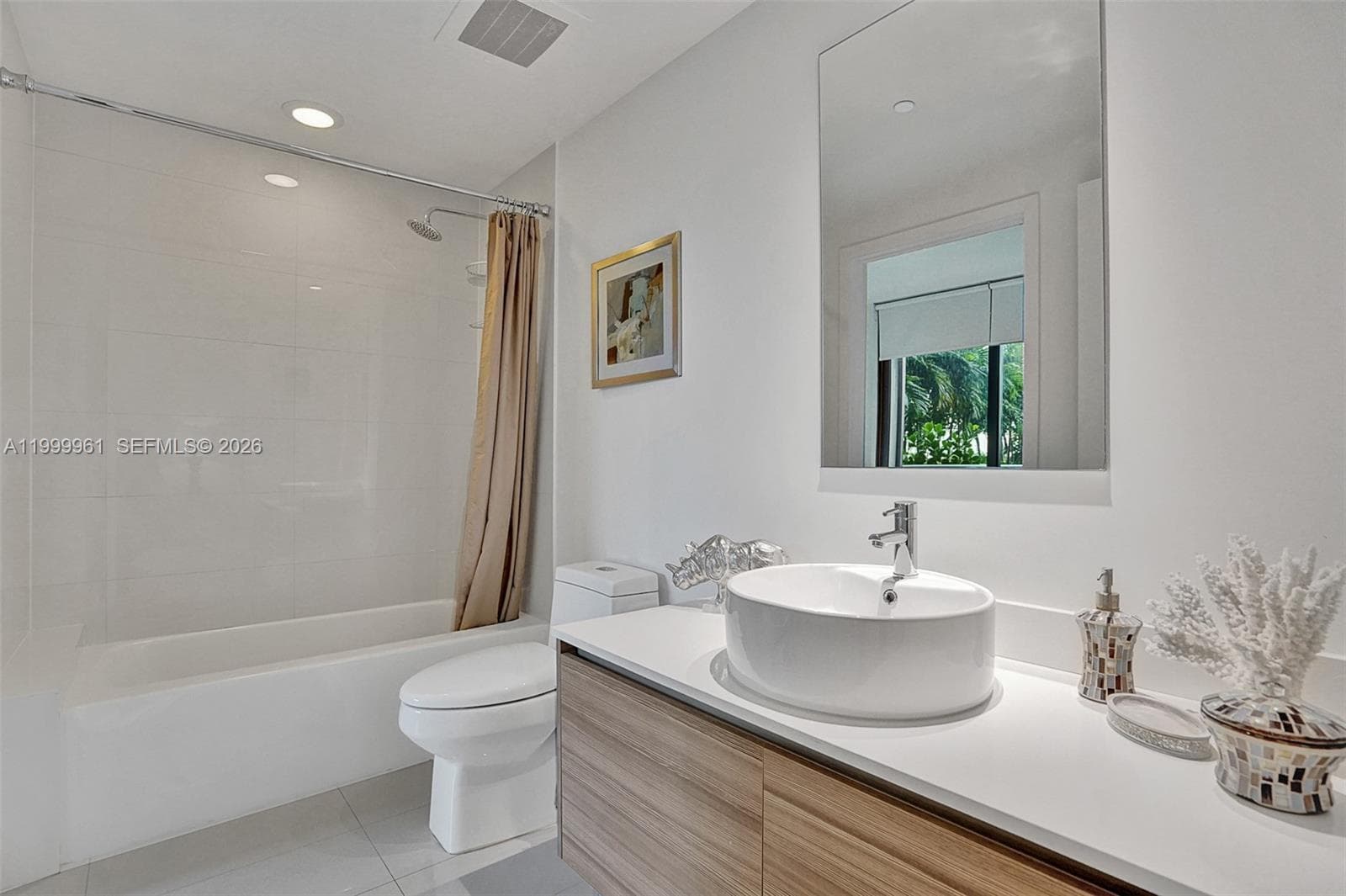 121 NE 34th St # 814, Miami FL 33137 — 8