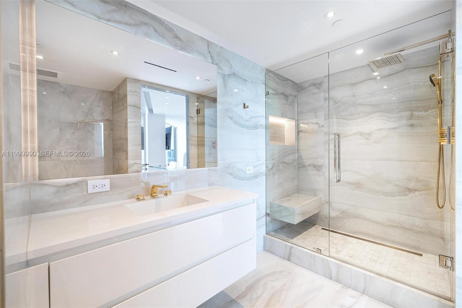 300 S Pointe Dr # 5, Miami Beach FL 33139 — 37
