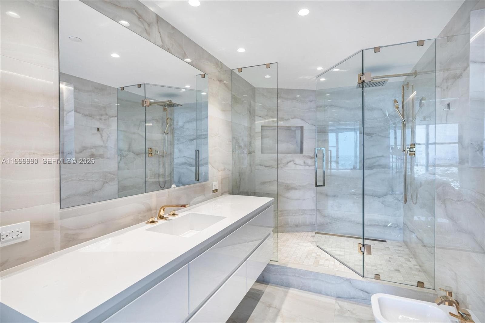 300 S Pointe Dr # 5, Miami Beach FL 33139 — 44