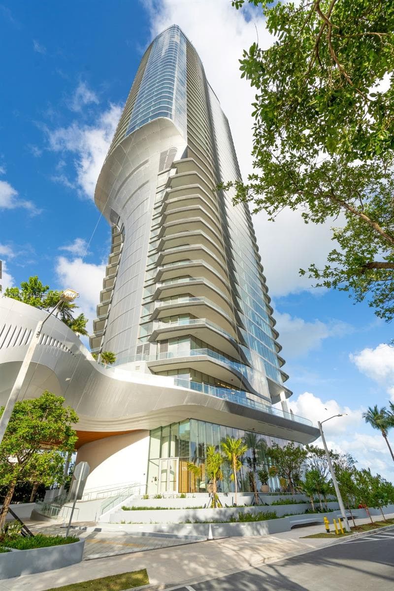 175 SE 25 RD # 3003, Miami FL 33129 — 60