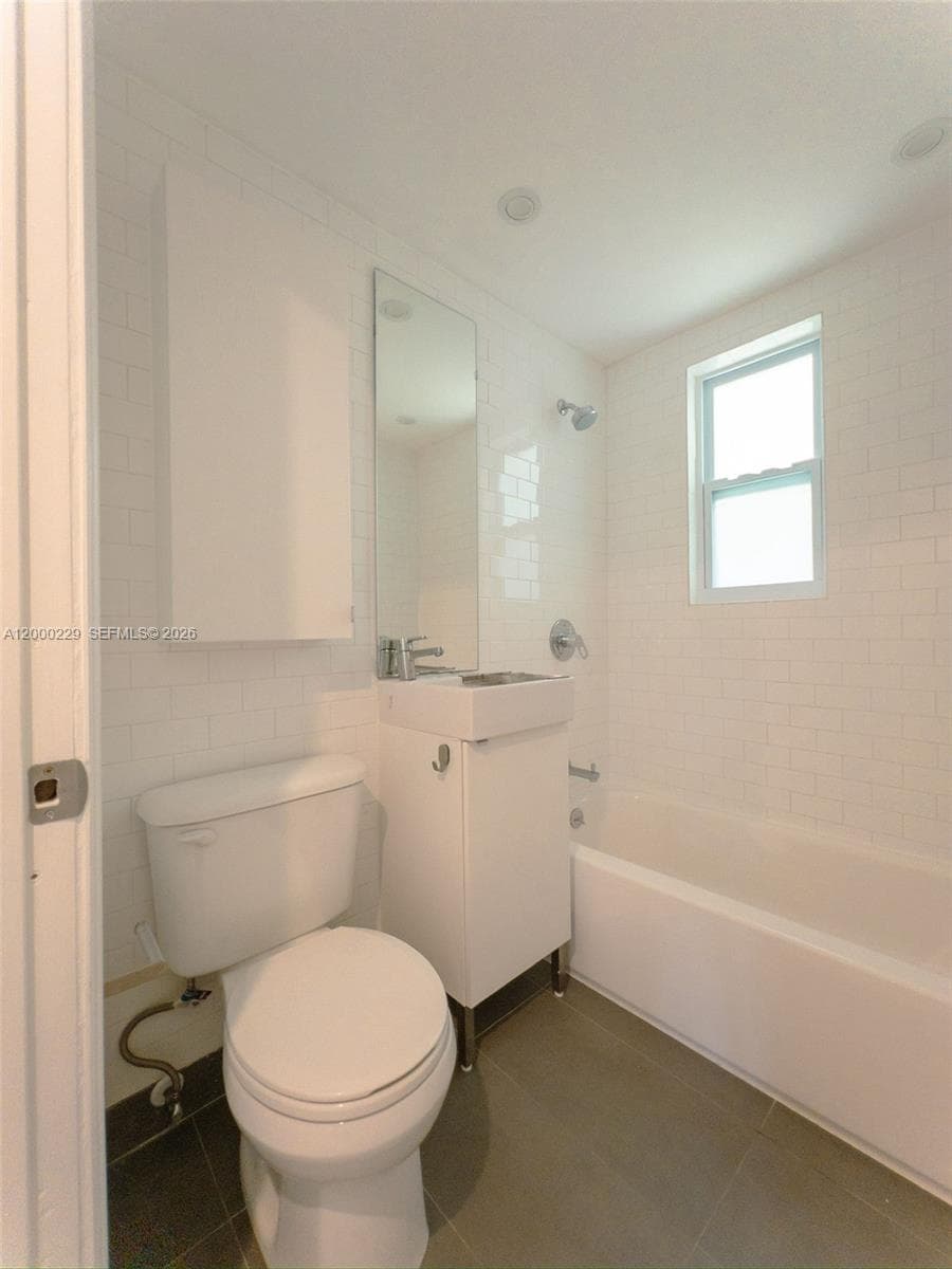3676 Oak Ave # 7, Miami FL 33133 — 7