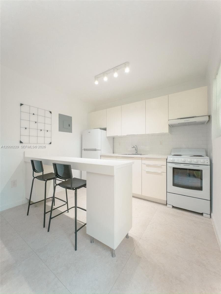 3676 Oak Ave # 7, Miami FL 33133 — 5