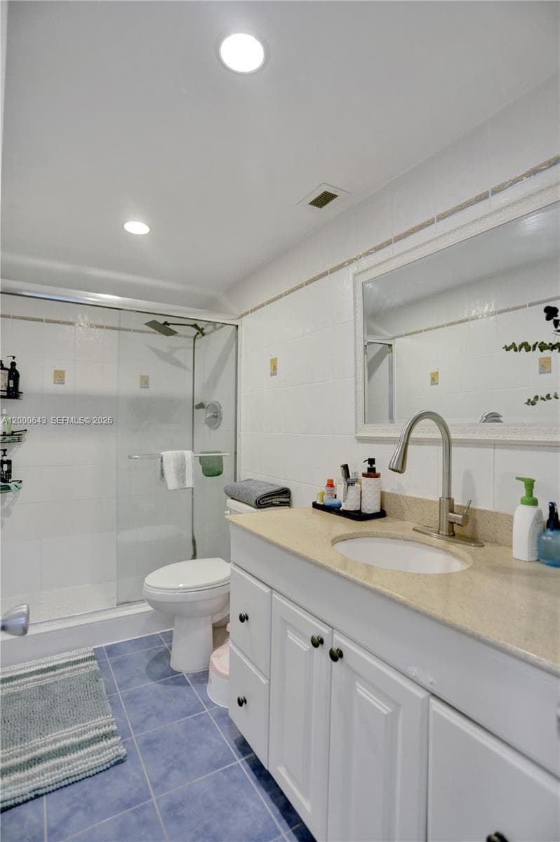 300 Bayview Dr, Sunny Isles Beach FL 33160 — 16