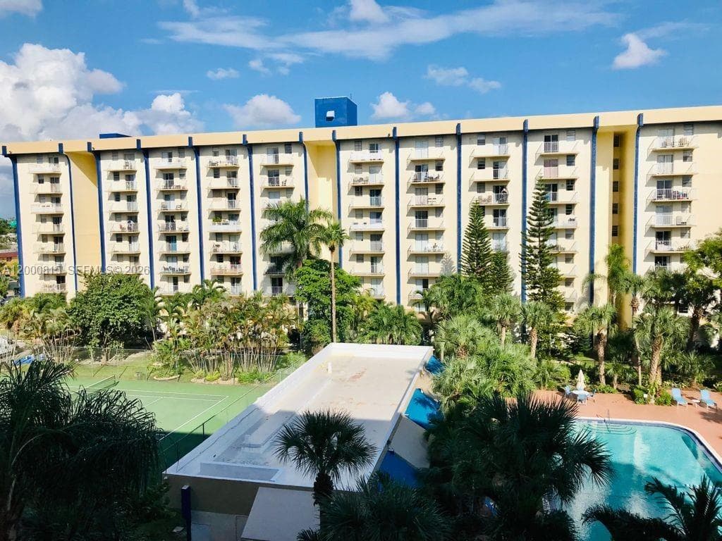 4550 NW 9th St # 706E, Miami FL 33126 — 24