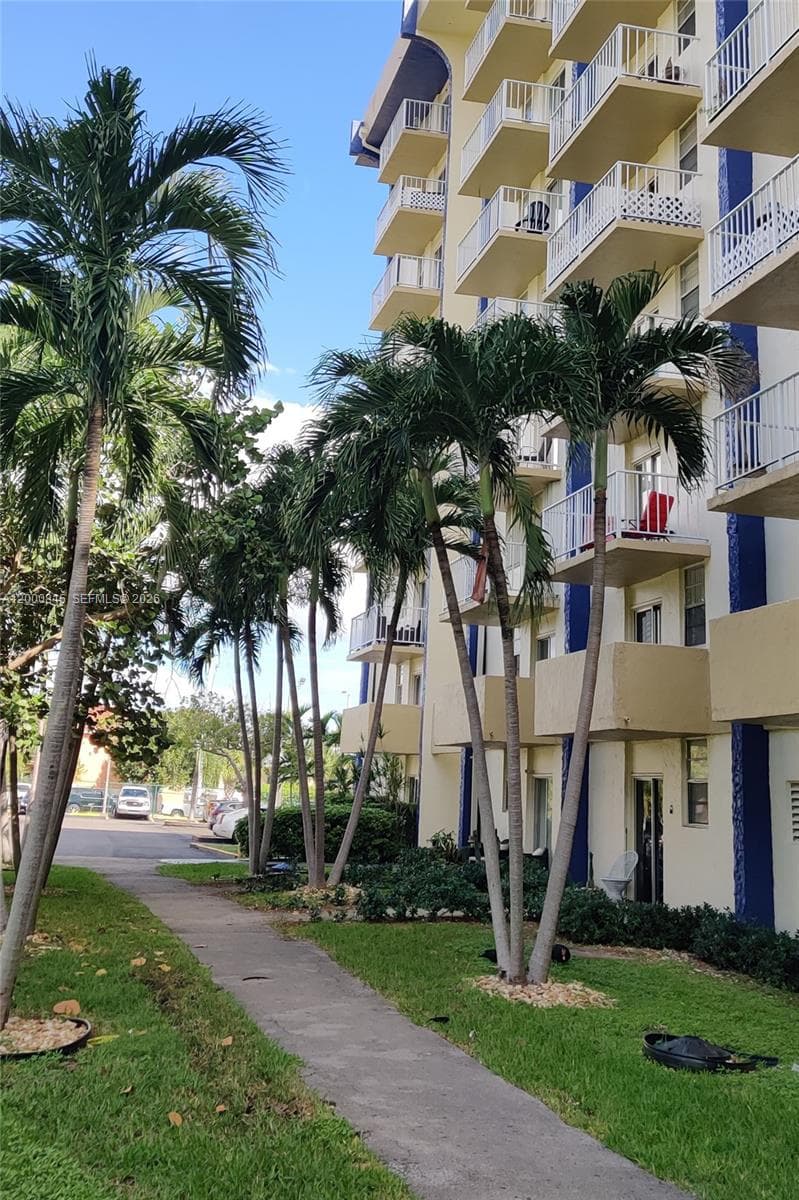 4550 NW 9th St # 706E, Miami FL 33126 — 34