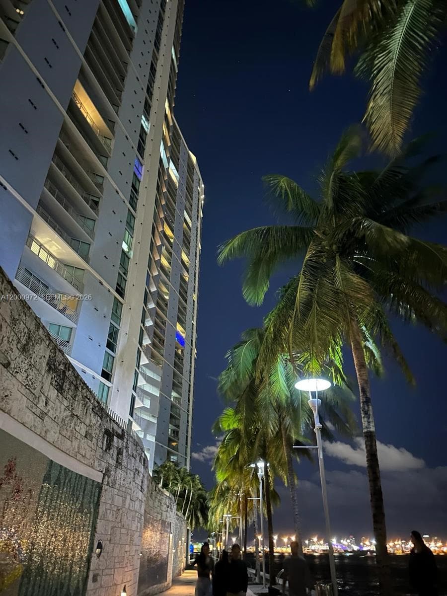 325 Biscayne Blvd # 2523, Miami FL 33131 — 47