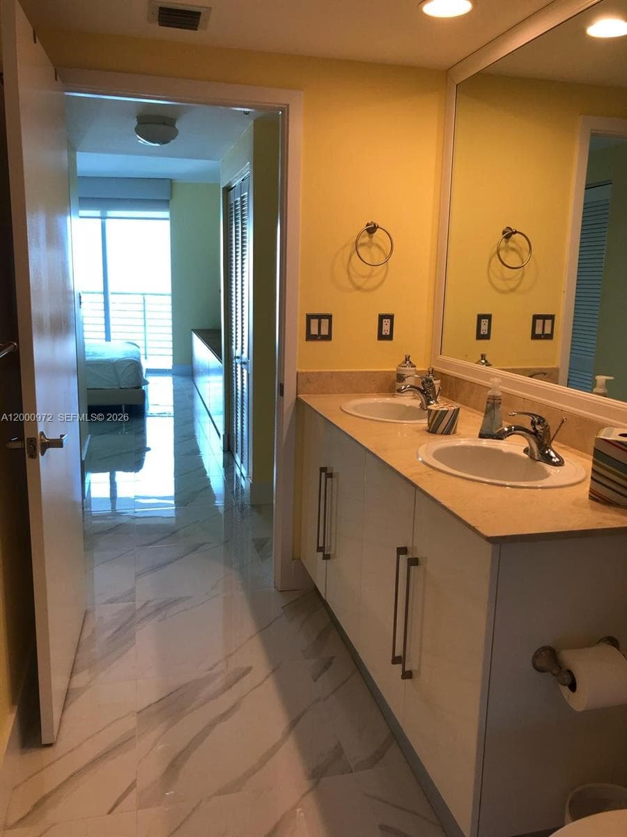 325 Biscayne Blvd # 2523, Miami FL 33131 — 32