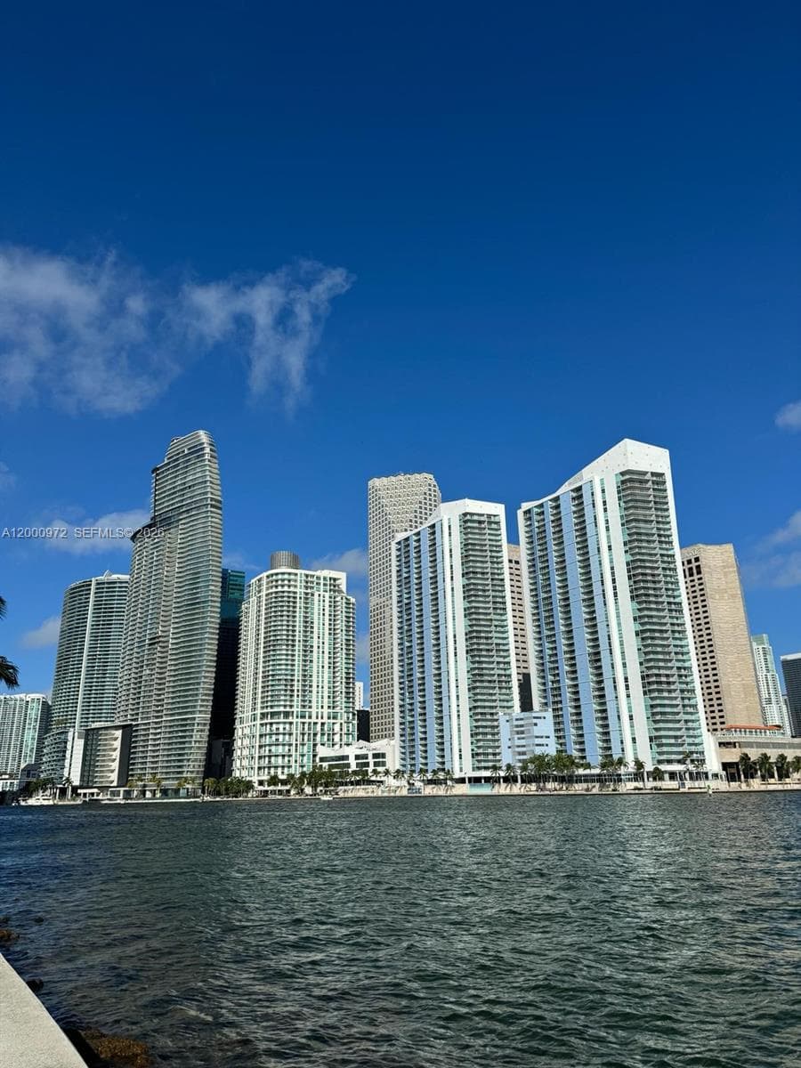 325 Biscayne Blvd # 2523, Miami FL 33131 — 38