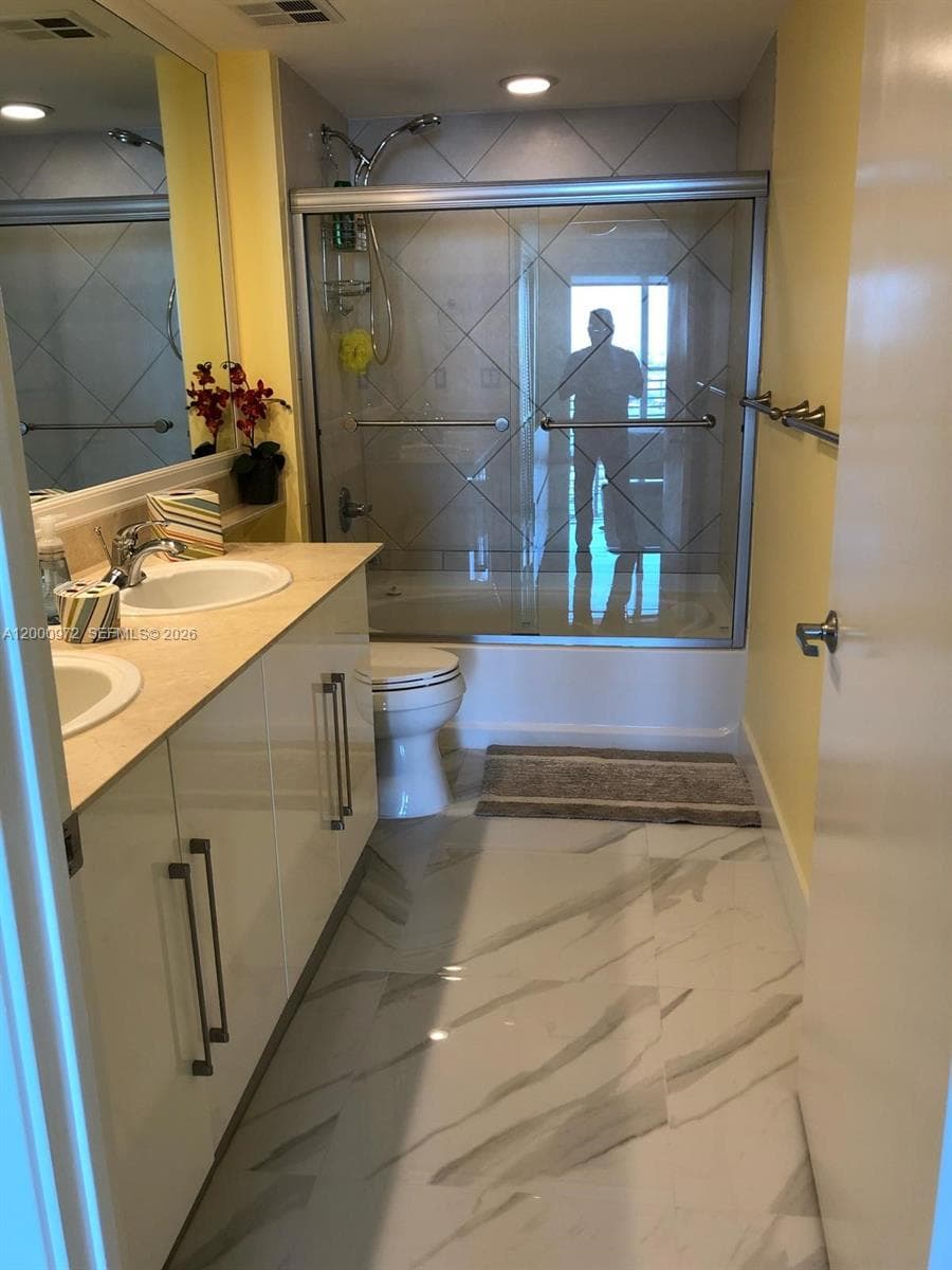 325 Biscayne Blvd # 2523, Miami FL 33131 — 33