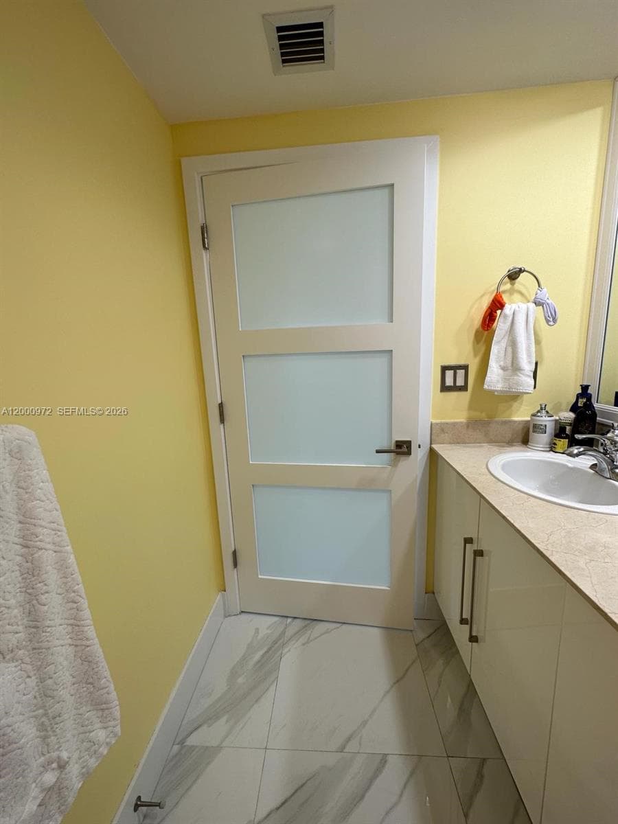 325 Biscayne Blvd # 2523, Miami FL 33131 — 51