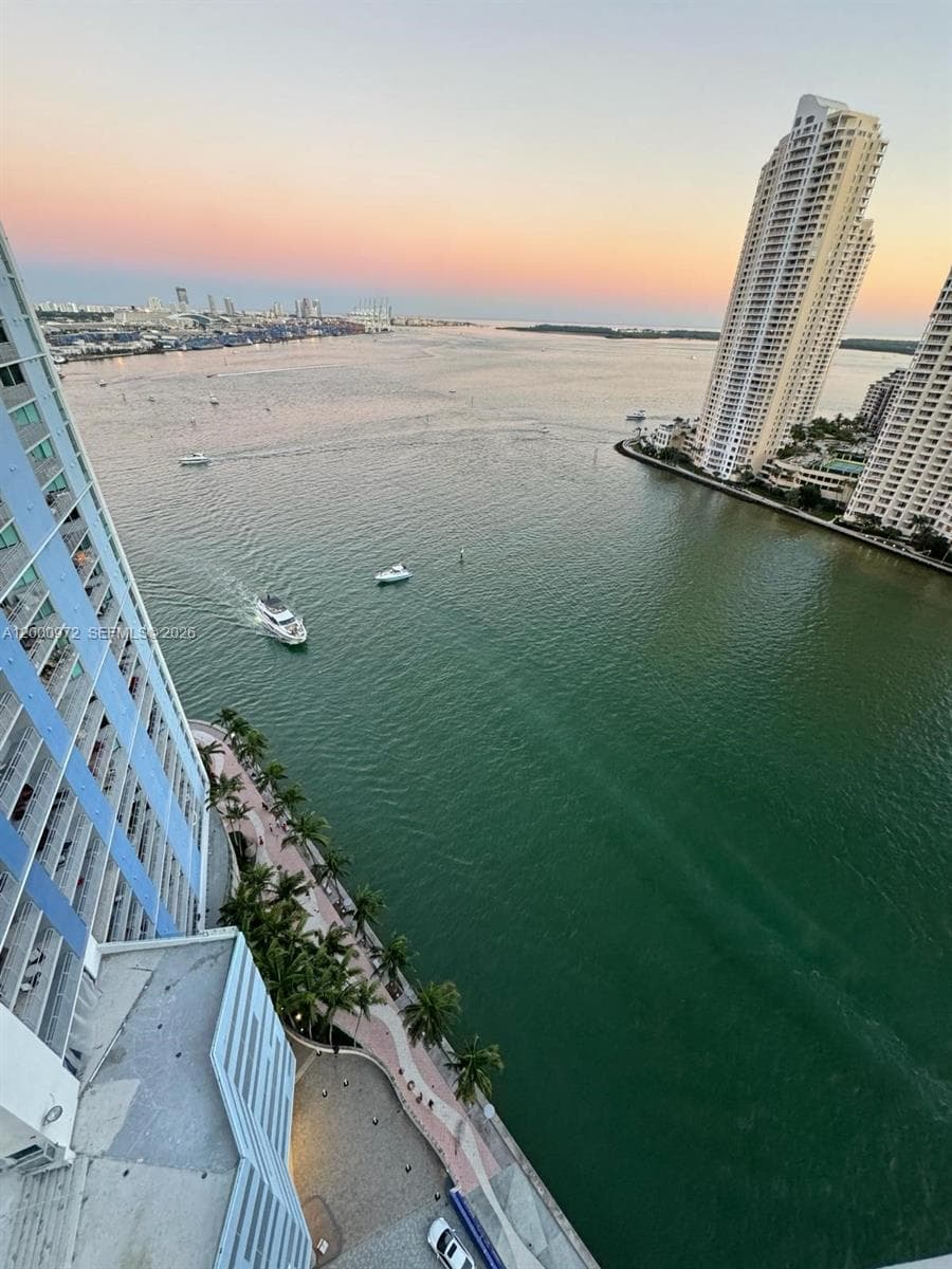 325 Biscayne Blvd # 2523, Miami FL 33131 — 37