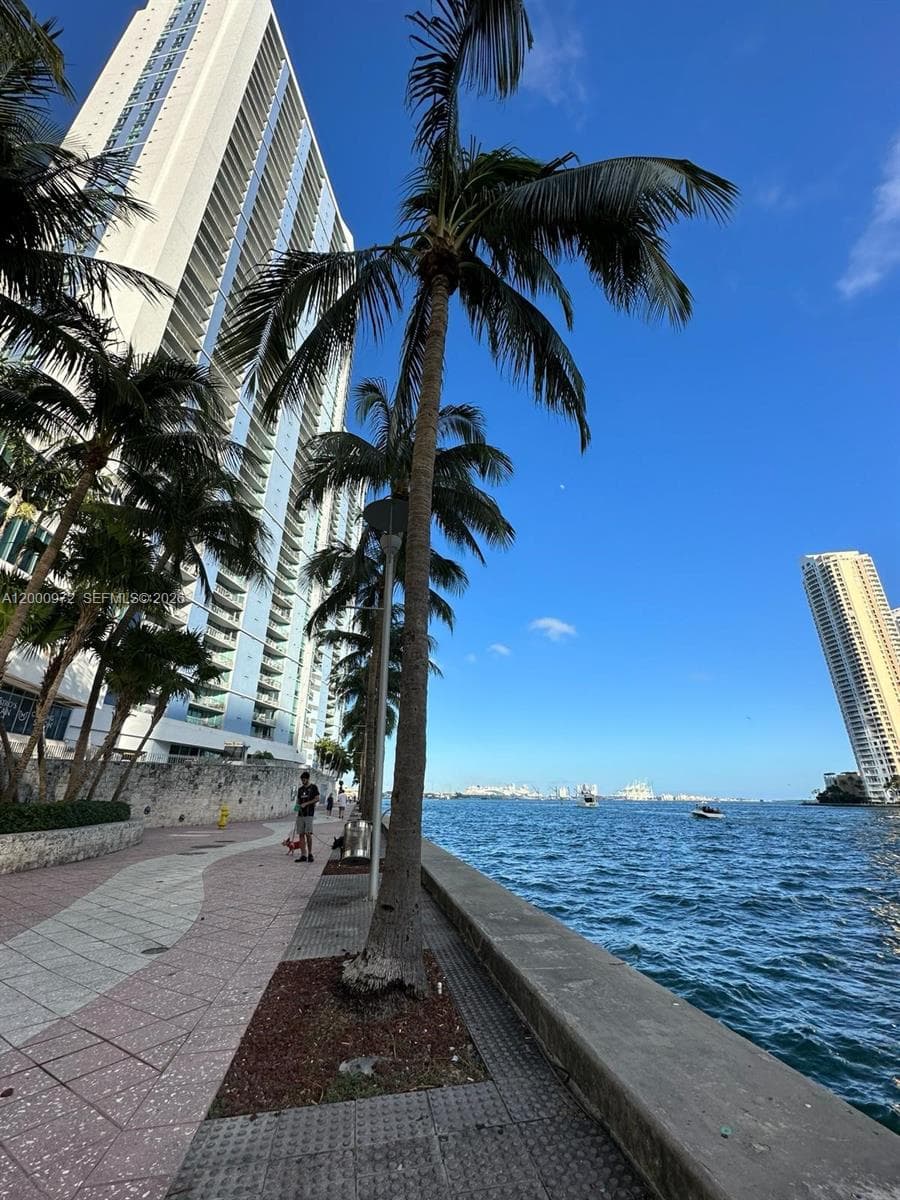 325 Biscayne Blvd # 2523, Miami FL 33131 — 40