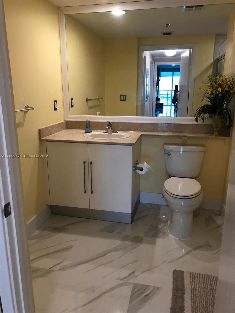 325 Biscayne Blvd # 2523, Miami FL 33131 — 25