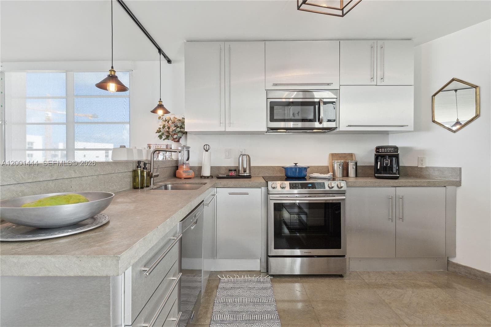1670 lincoln Ct, Miami Beach FL 33139 — 9