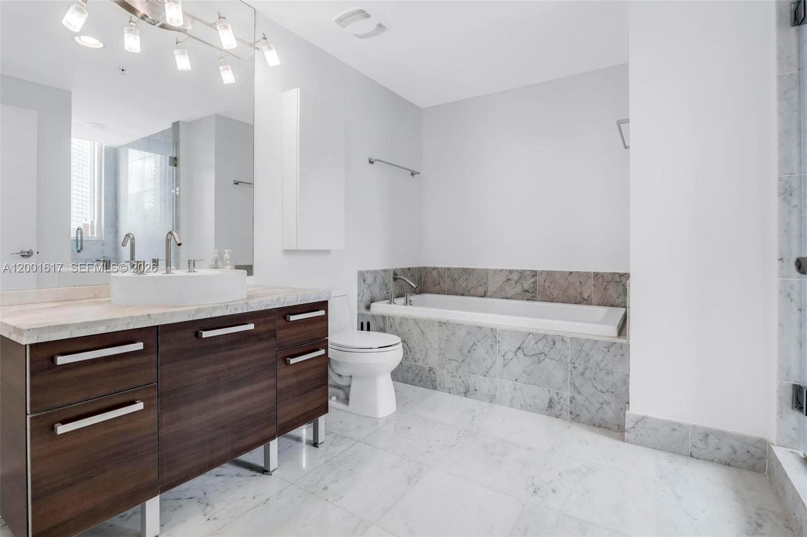 253 NE 2nd St # 1608, Miami FL 33132 — 18