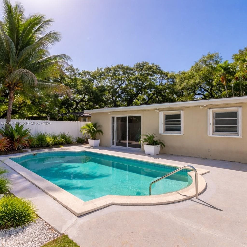 565 NE 160th Ter, Miami FL 33162 — 4