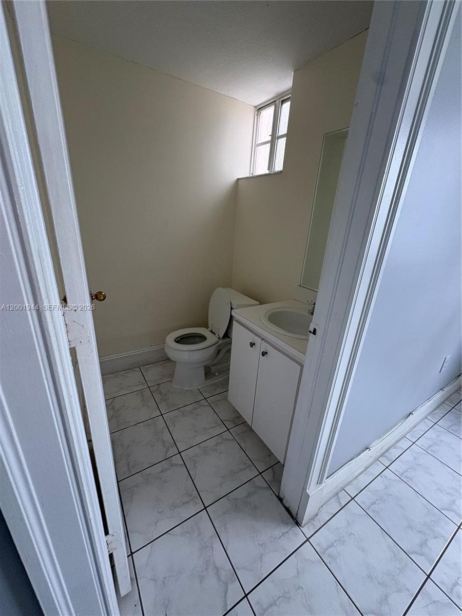 12035 SW 14th St # 105, Miami FL 33184 — 14