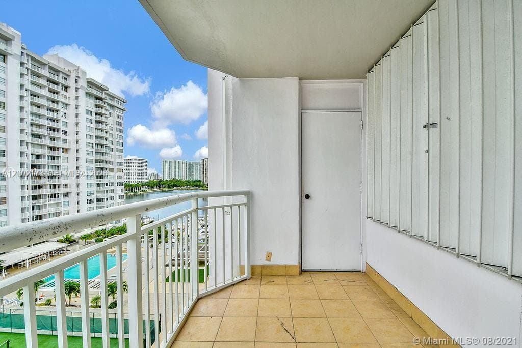 18041 Biscayne Blvd # 801, Aventura FL 33160 — 52
