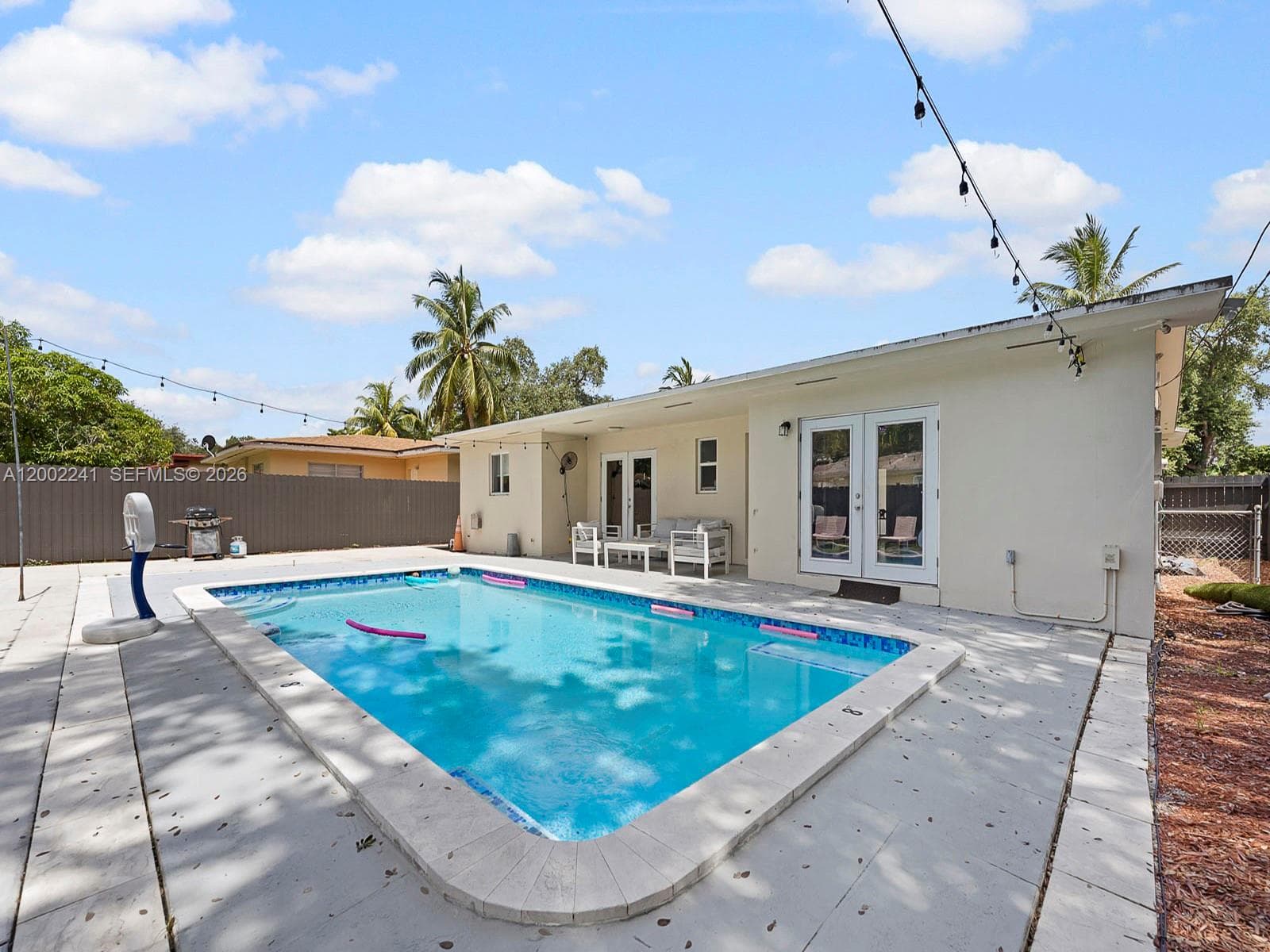 560 NE 161st St, Miami FL 33162 — 42