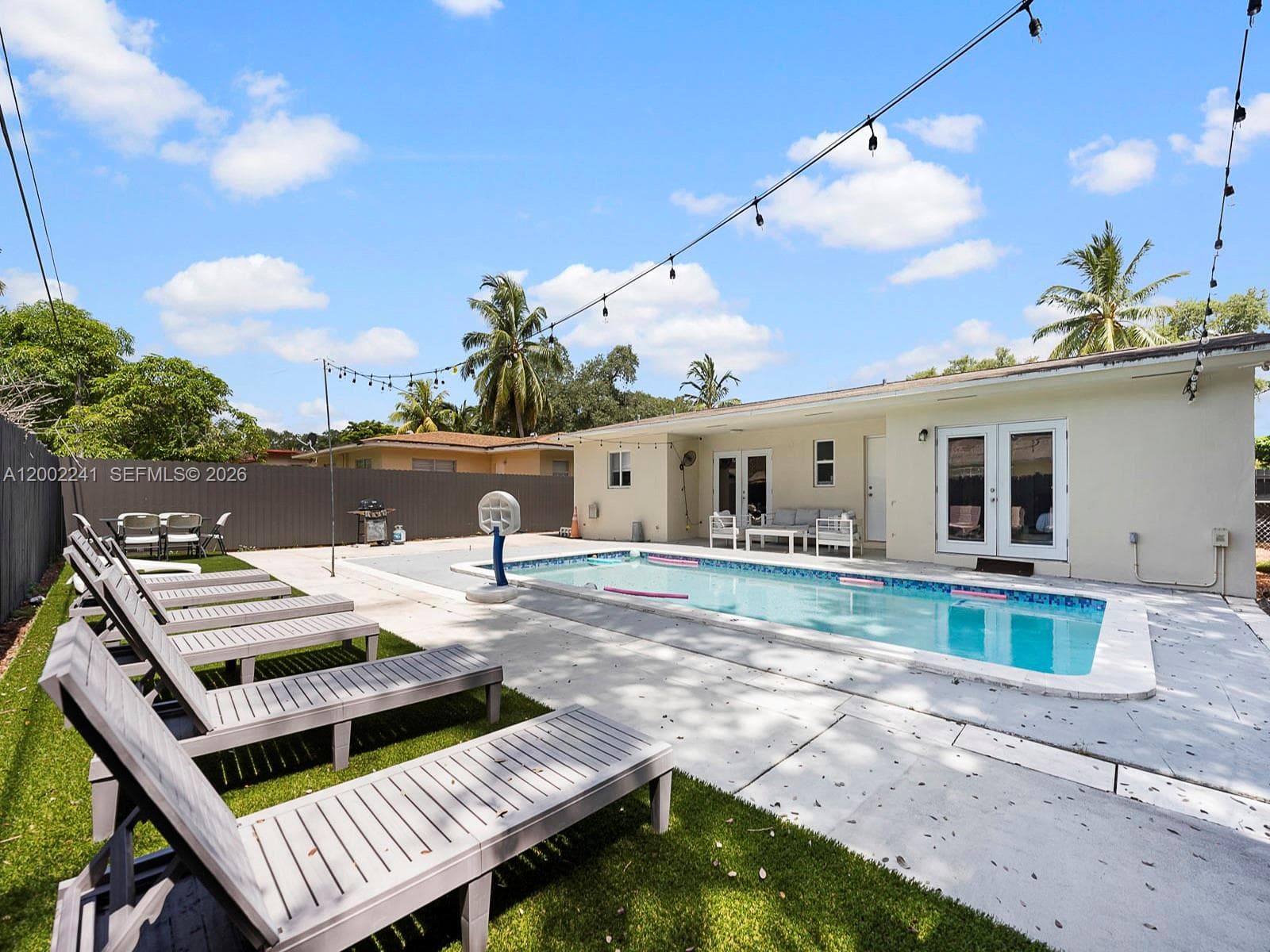 560 NE 161st St, Miami FL 33162 — 43