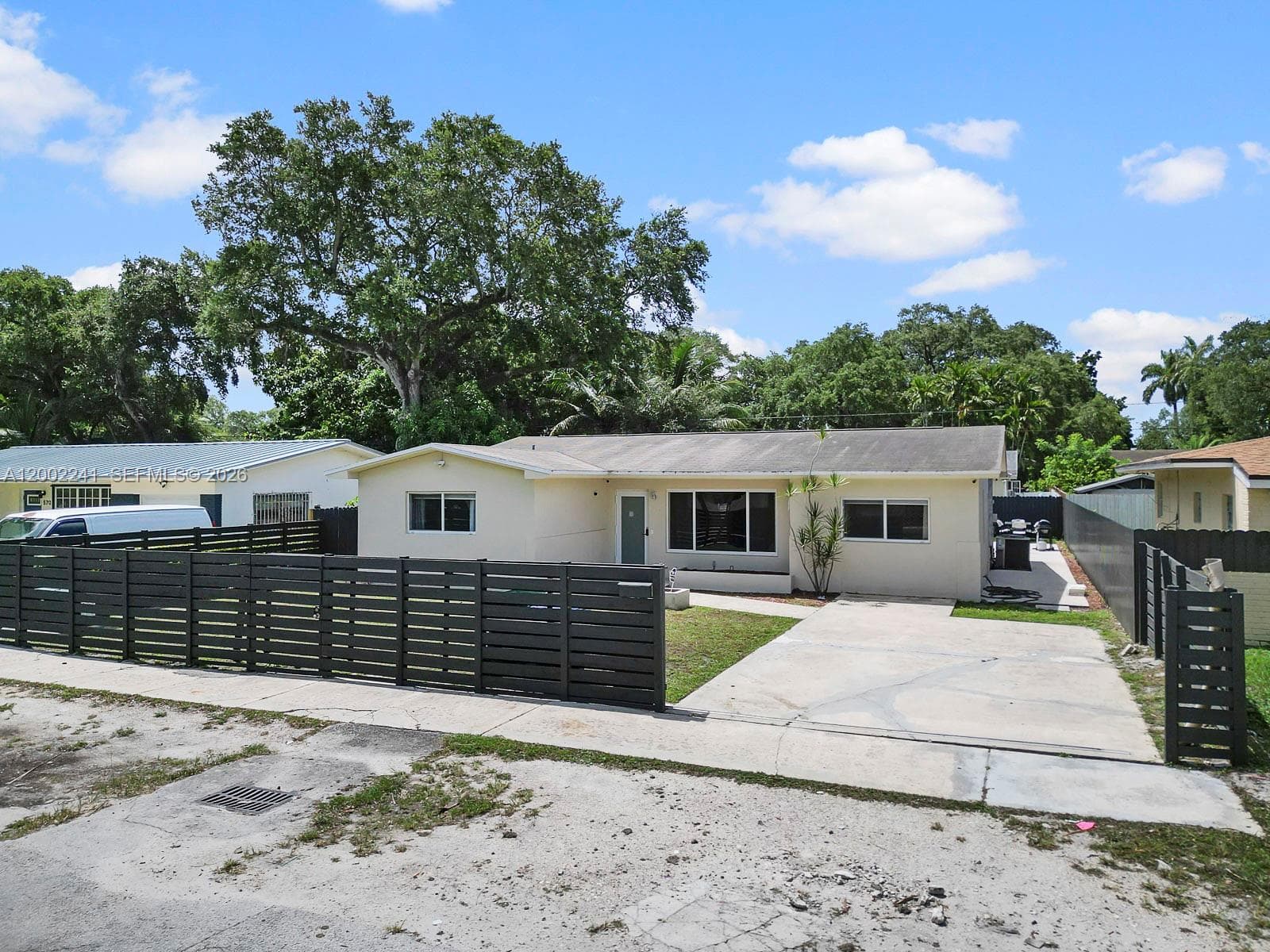 560 NE 161st St, Miami FL 33162 — 9