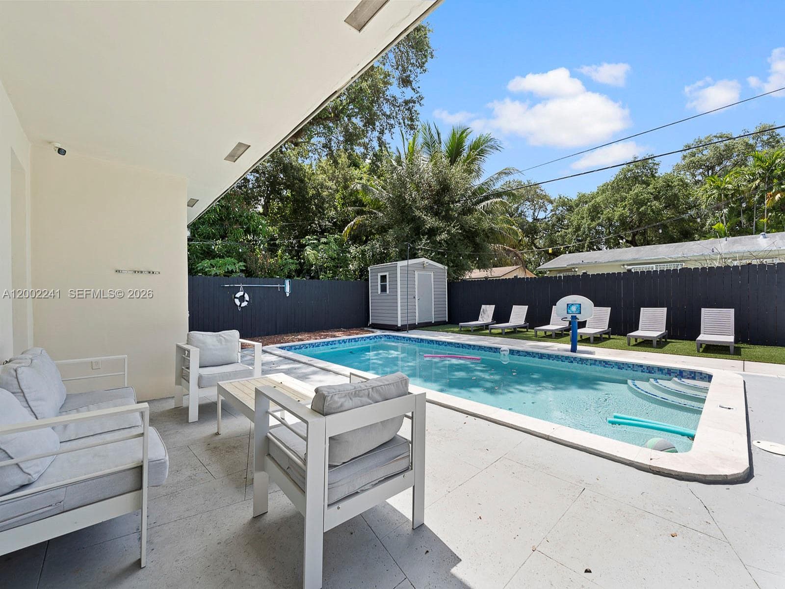 560 NE 161st St, Miami FL 33162 — 38