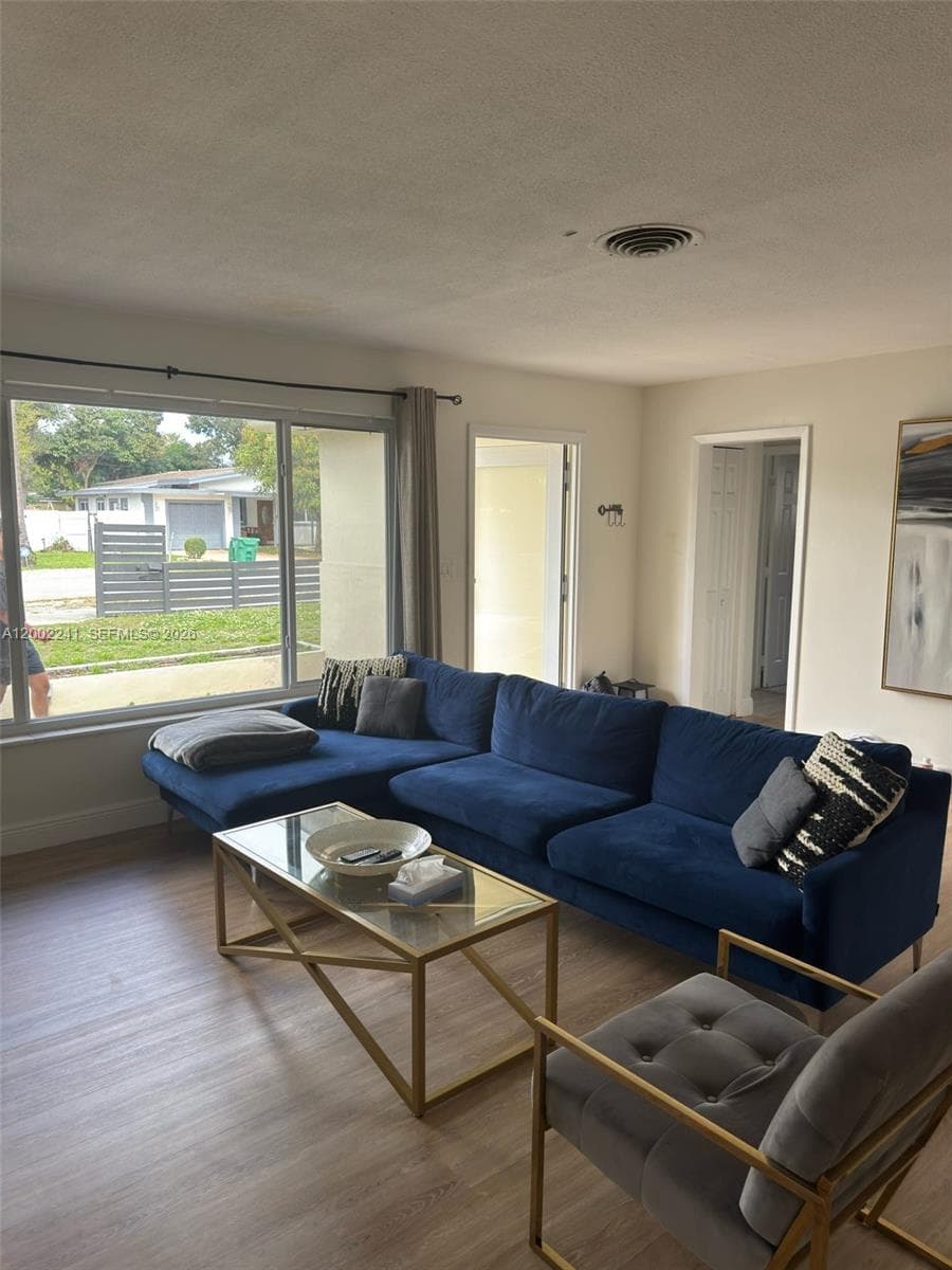 560 NE 161st St, Miami FL 33162 — 14