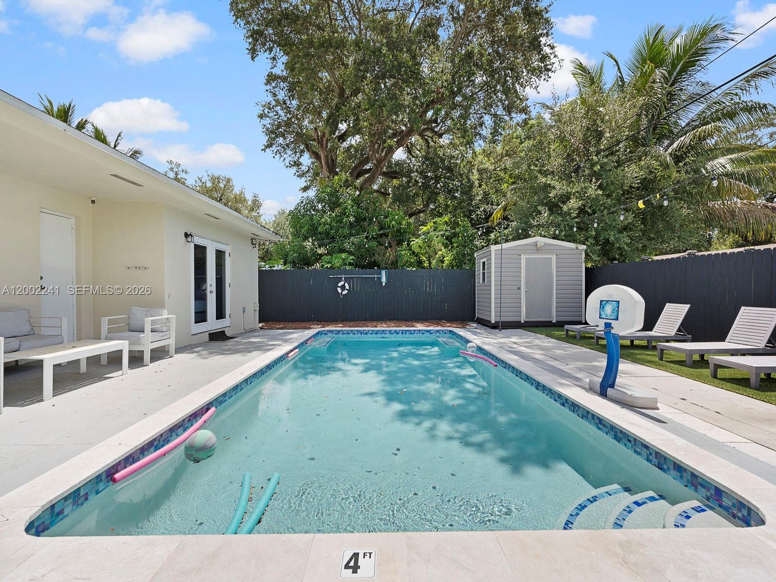 560 NE 161st St, Miami FL 33162 — 45