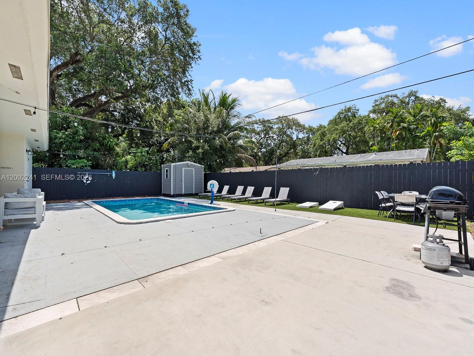 560 NE 161st St, Miami FL 33162 — 44