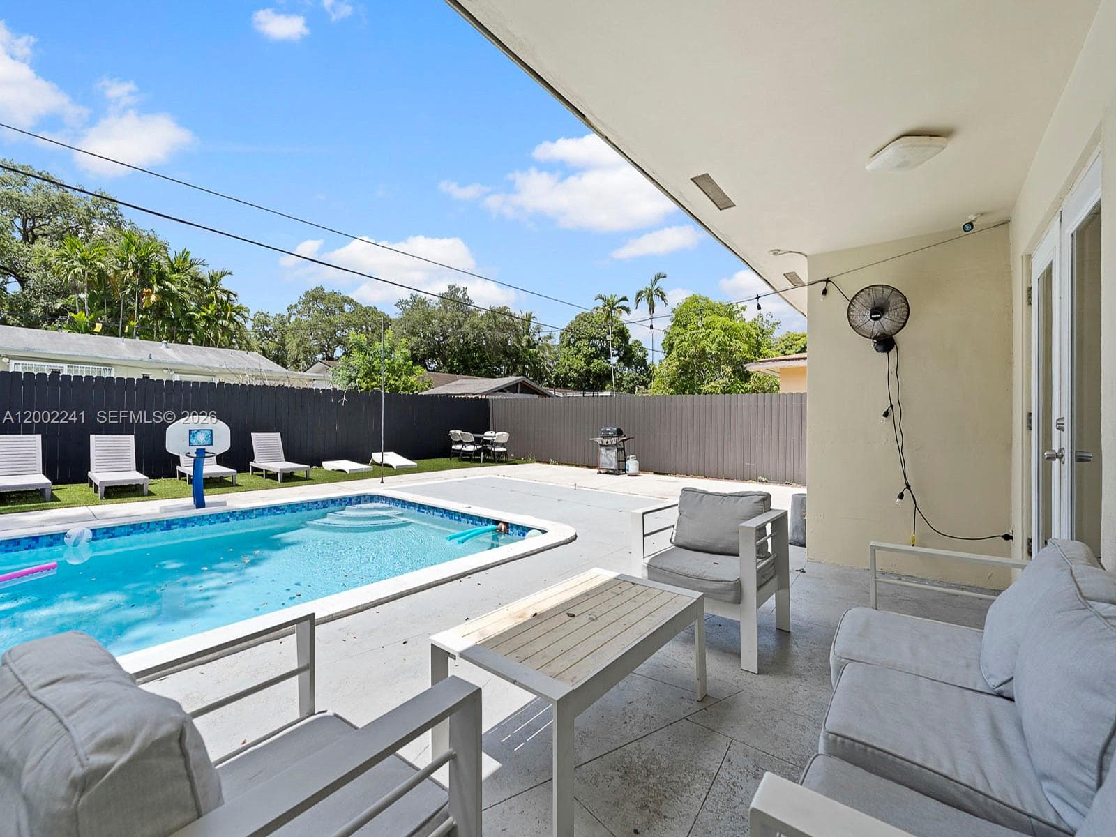 560 NE 161st St, Miami FL 33162 — 39