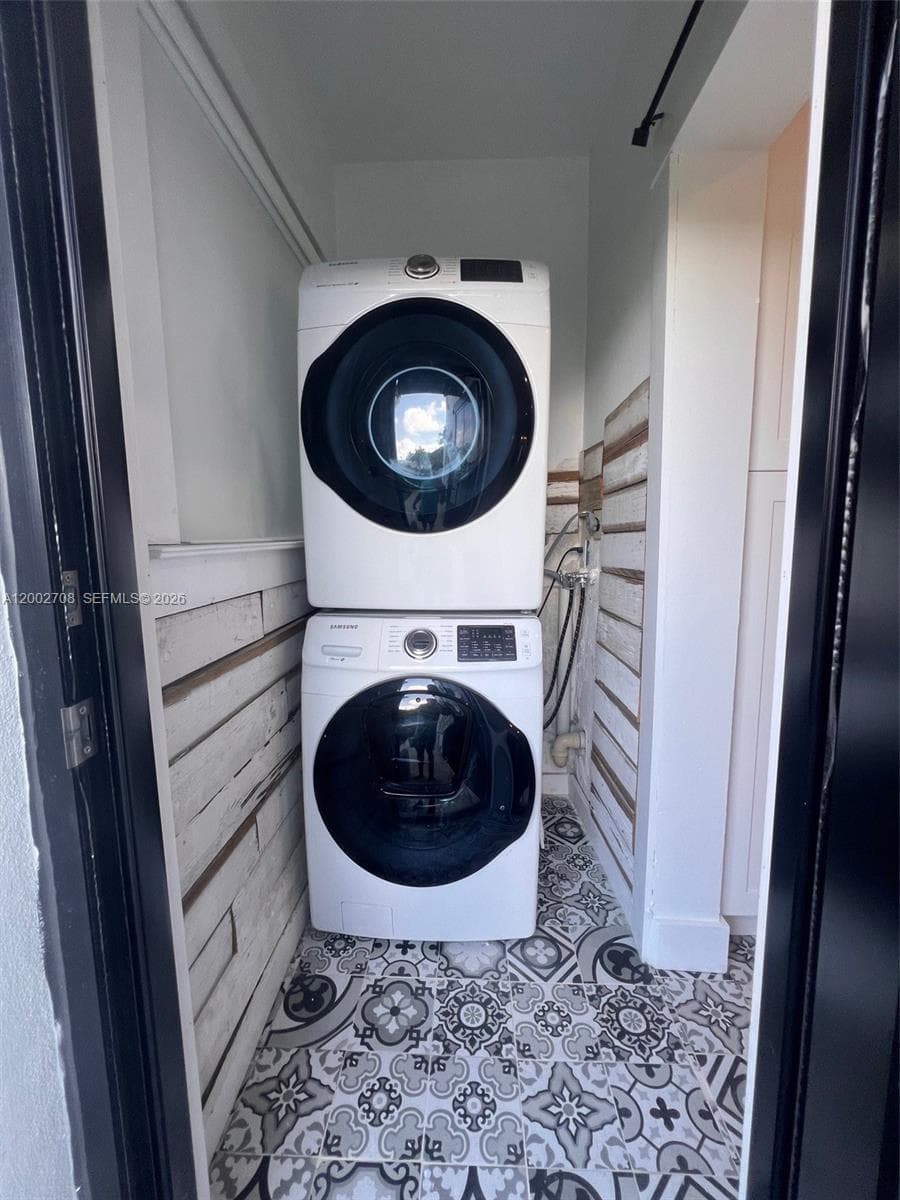 2272 SW 11th terrace, Miami FL 33135 — 21
