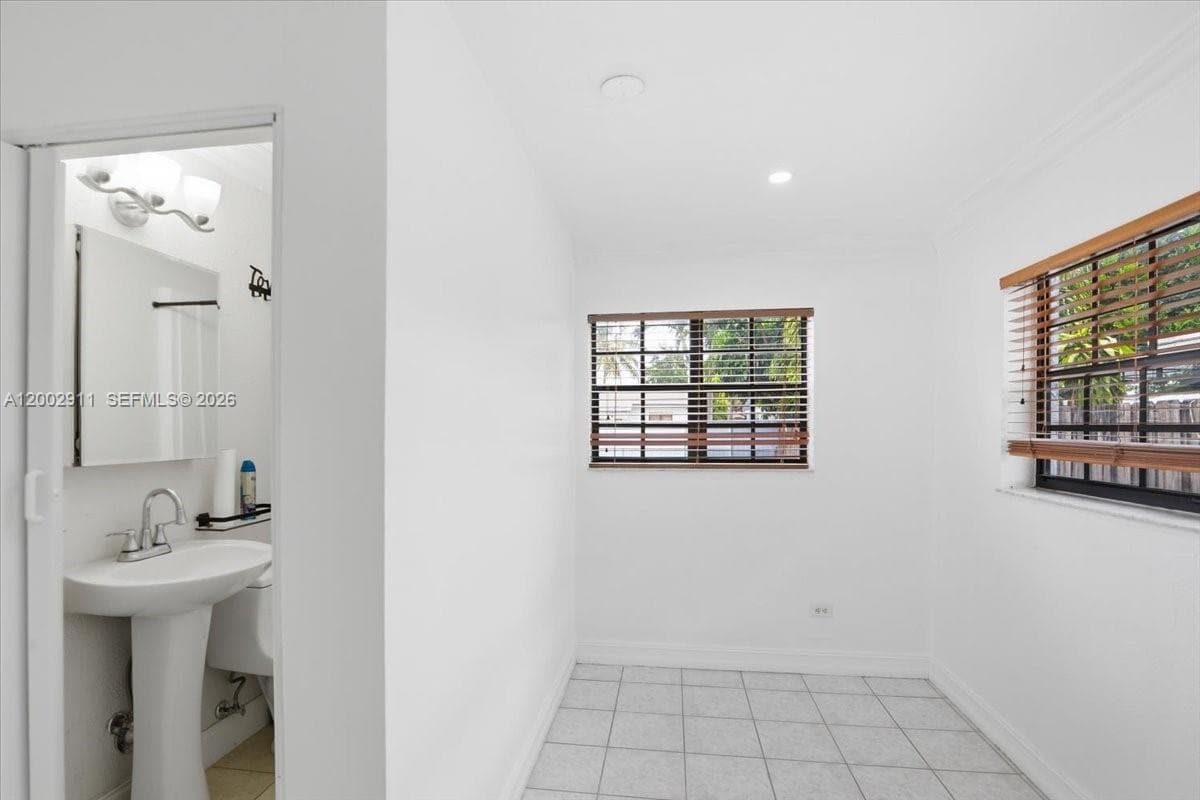 687 W 39th Pl, Hialeah FL 33012 — 23