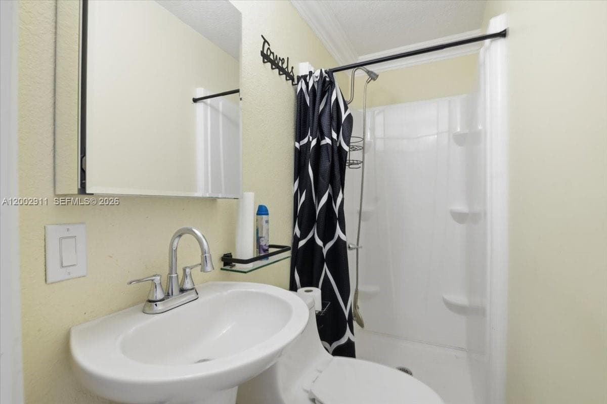 687 W 39th Pl, Hialeah FL 33012 — 24