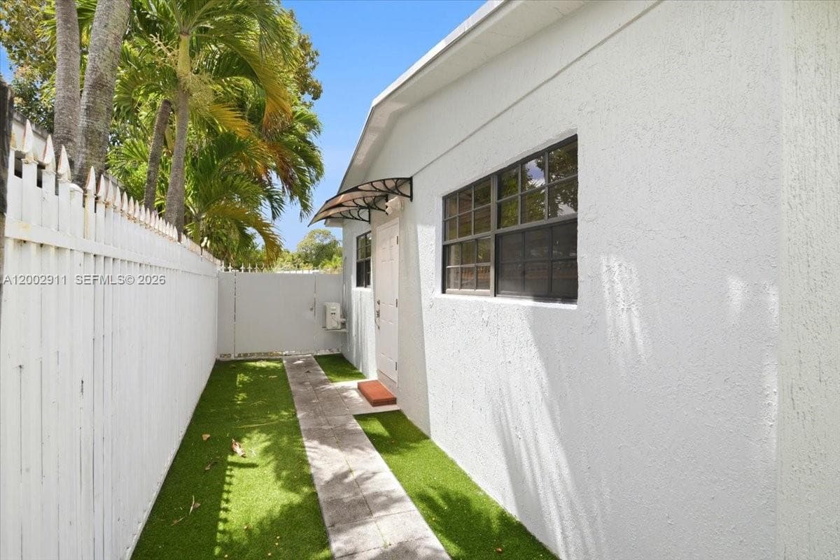 687 W 39th Pl, Hialeah FL 33012 — 30