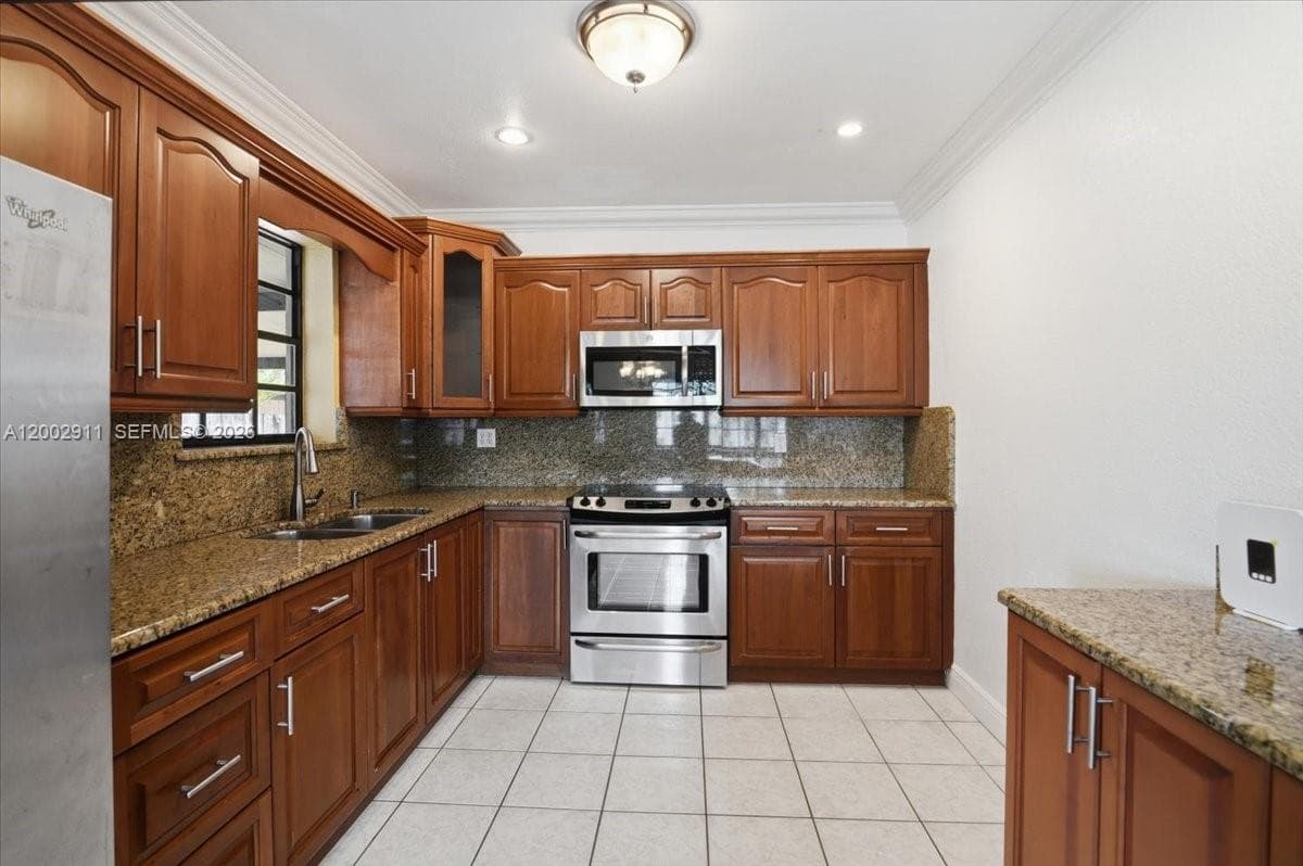 687 W 39th Pl, Hialeah FL 33012 — 10