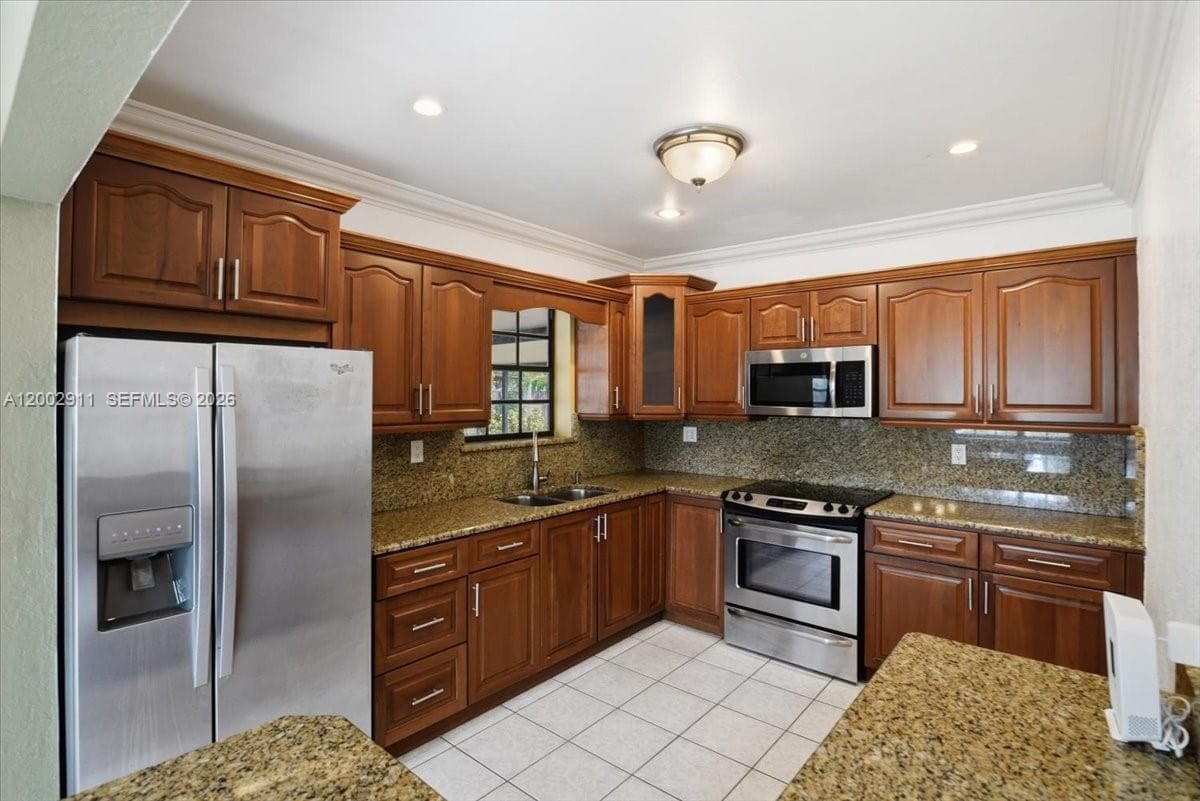 687 W 39th Pl, Hialeah FL 33012 — 11
