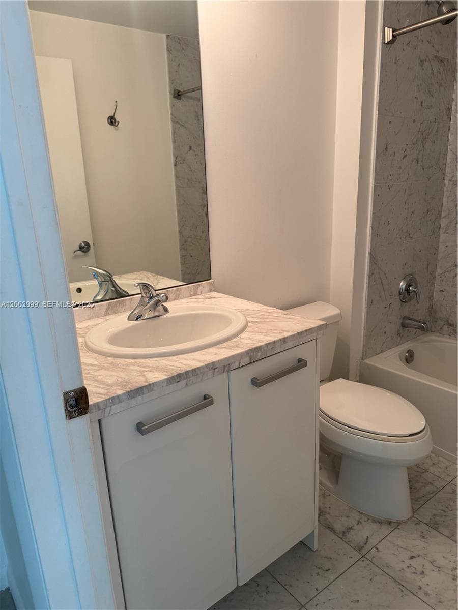 253 NE 2nd St # 1108, Miami FL 33132 — 8