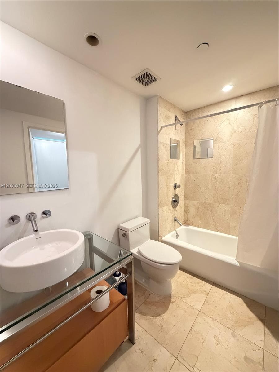 6000 Collins Ave # 313, Miami Beach FL 33140 — 6
