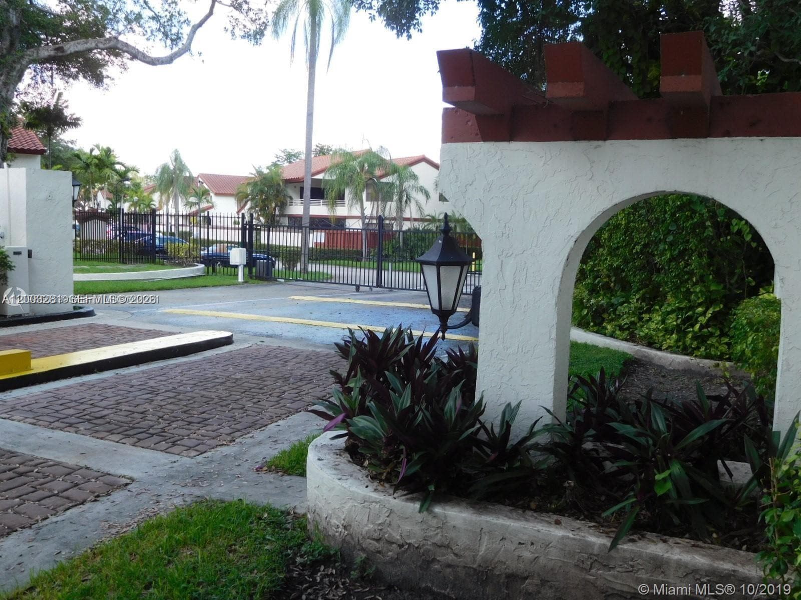 323 Ives Dairy Rd # 06, Miami FL 33179 — 26
