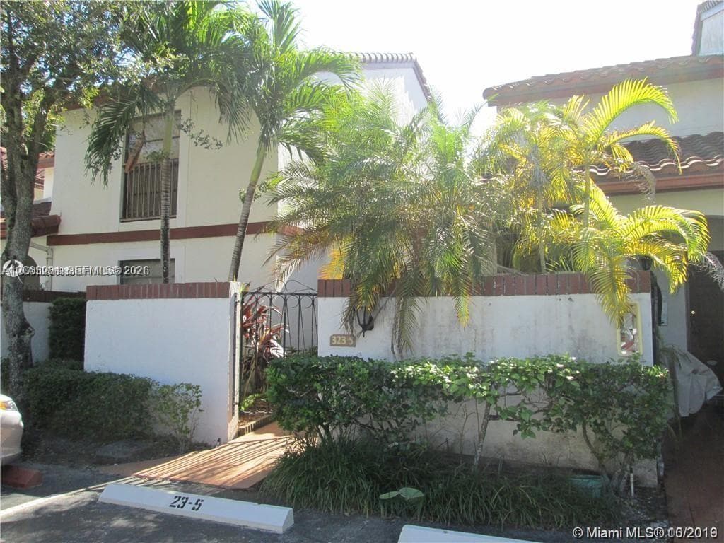 323 Ives Dairy Rd # 06, Miami FL 33179 — 25