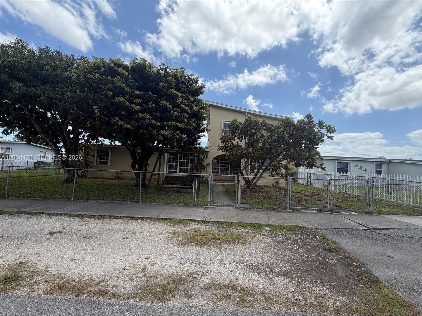 10910 SW 40th St, Miami FL 33165 — 1
