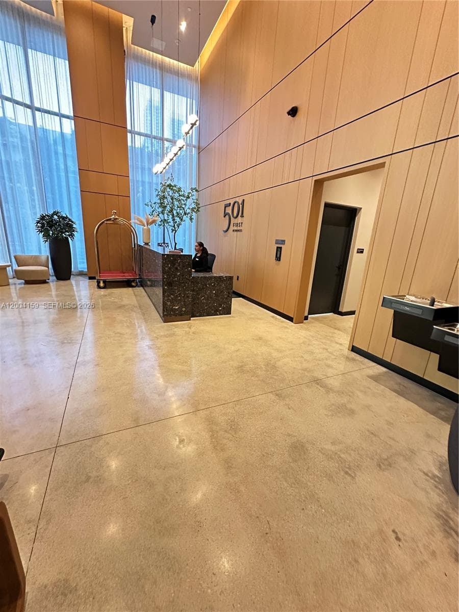 121 NE 5 # 2712, Miami FL 33132 — 2