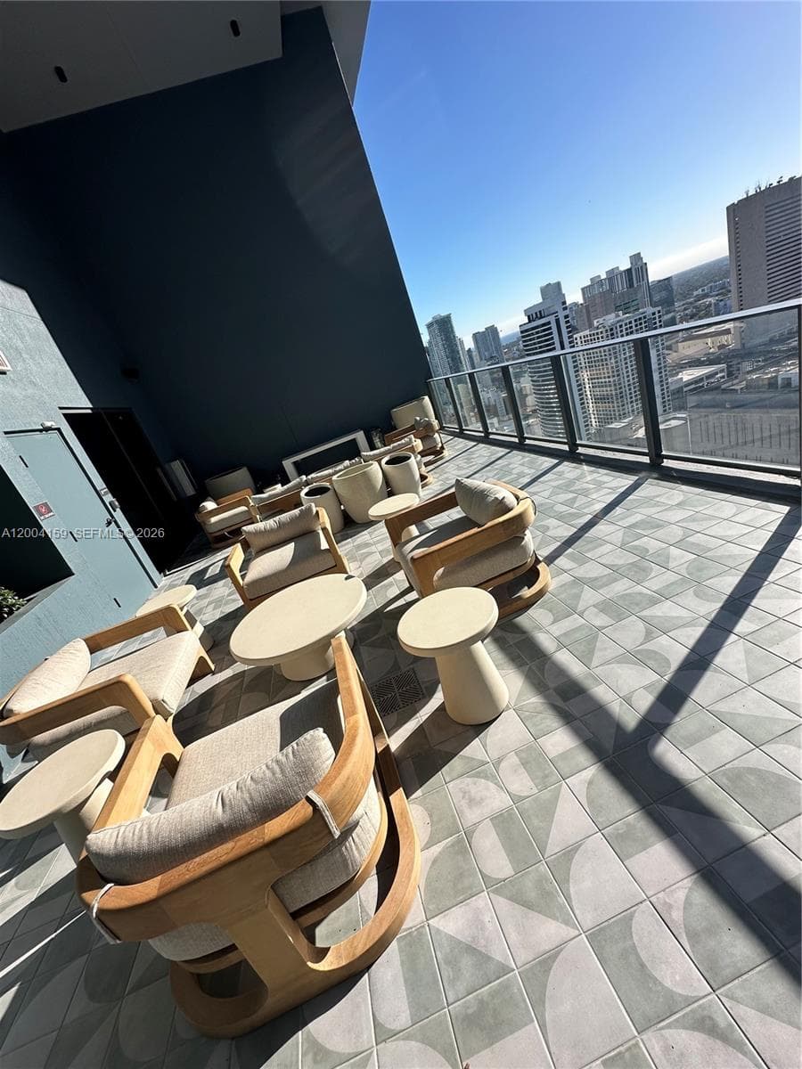 121 NE 5 # 2712, Miami FL 33132 — 51