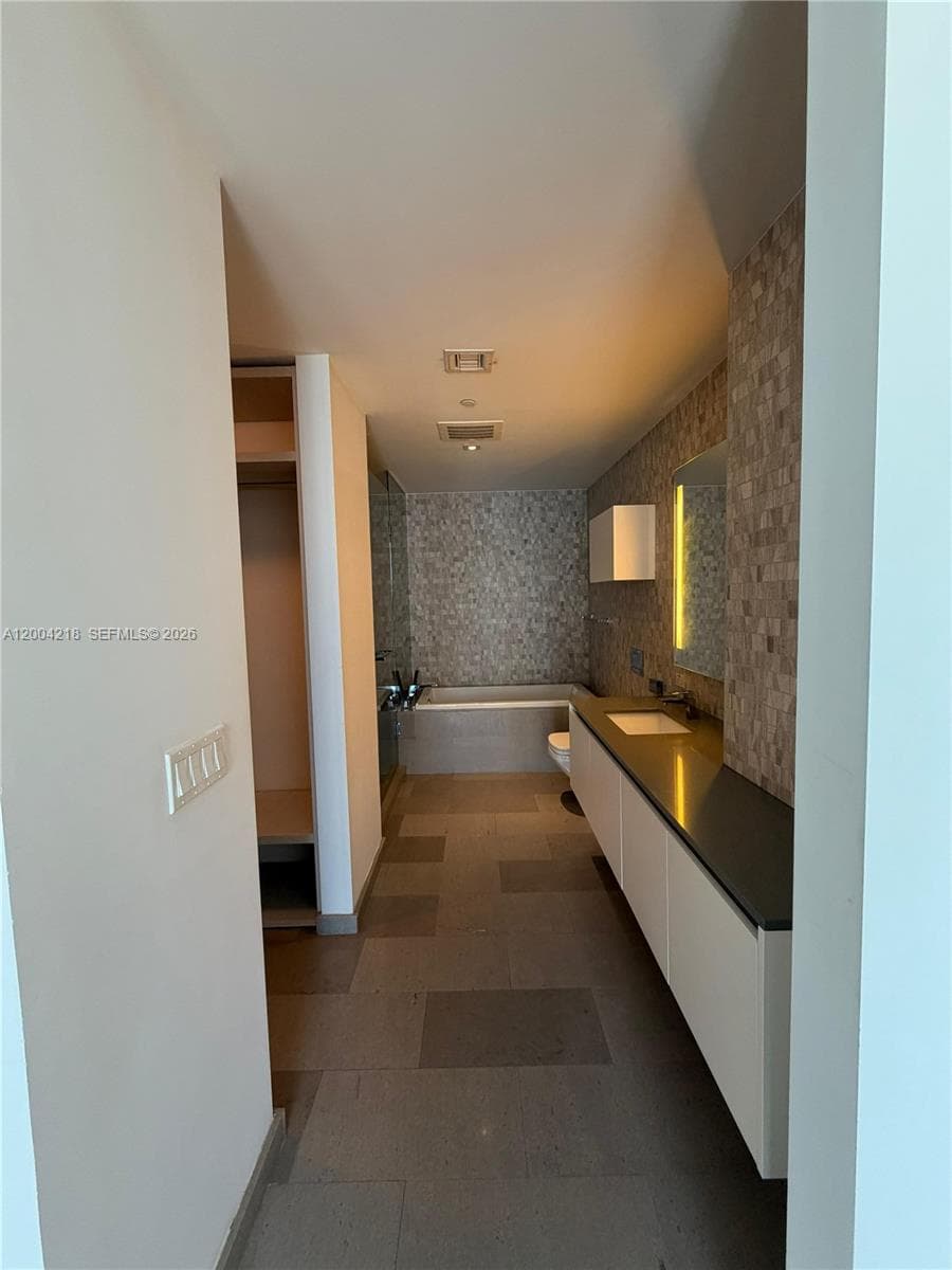 68 SE 6th St # 2506, Miami FL 33131 — 6