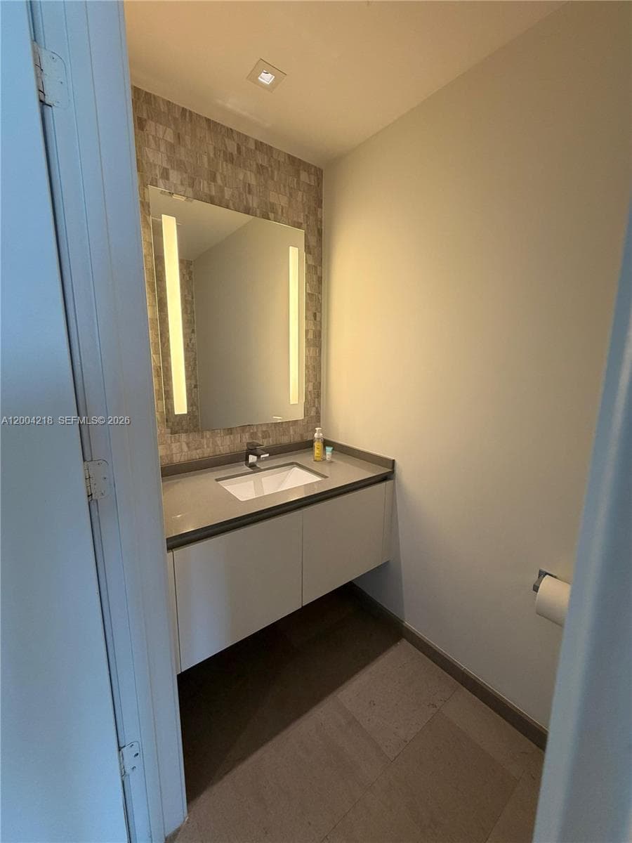 68 SE 6th St # 2506, Miami FL 33131 — 16