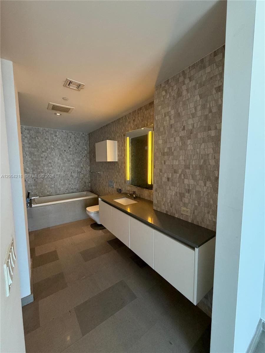 68 SE 6th St # 2506, Miami FL 33131 — 7