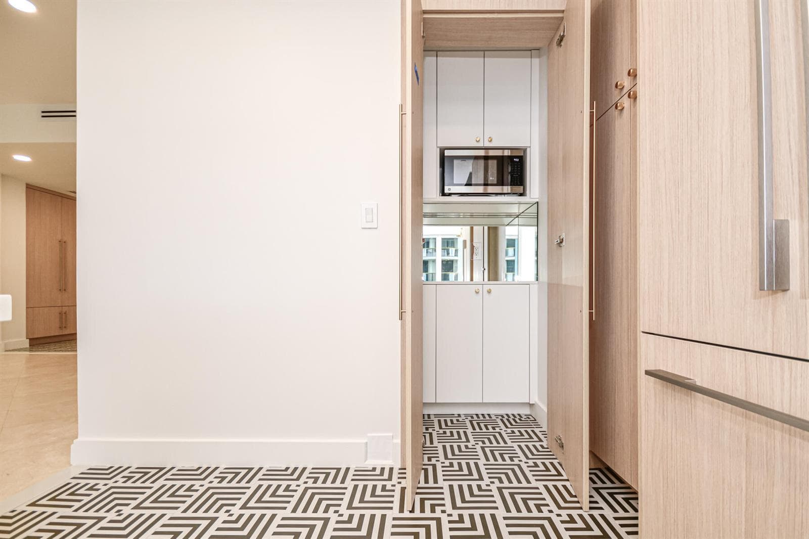 10101 Collins Avenue # 7d, Bal Harbour FL 33154 — 24