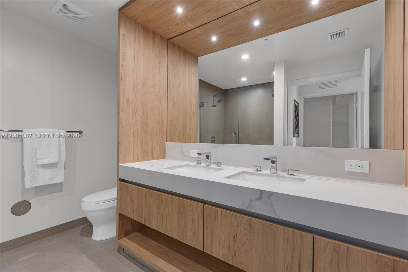 11 NE 6th St # 407, Miami FL 33132 — 16
