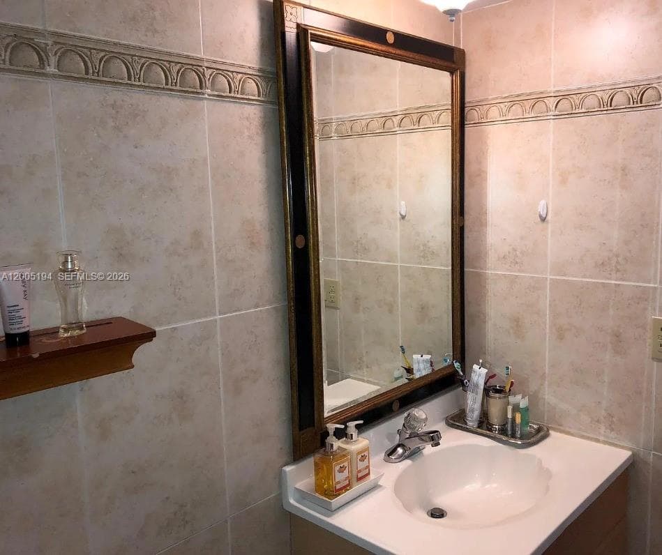 7705 SW 86th St # 211, Miami FL 33143 — 8