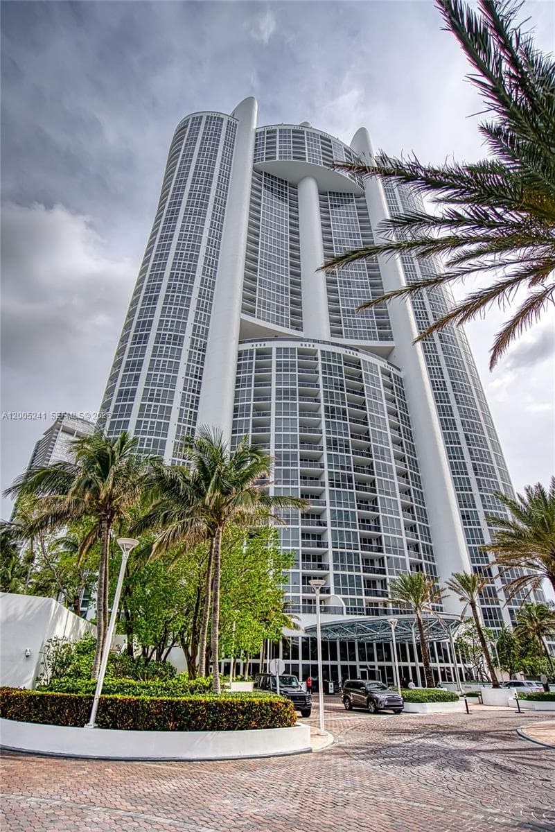 18201 Collins Ave # 1701, Sunny Isles Beach FL 33160 — 32